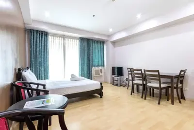 Image de Condo devant le centre commercial Shangrila, le long de Shaw