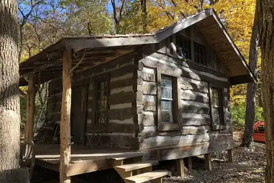 Image de Ten Acre Treehouse, «Fort Henry Log Cabin». 2 à 4 personnes