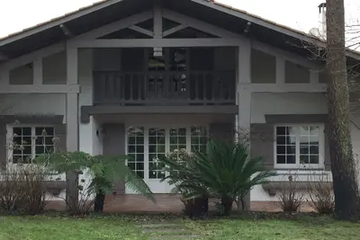 Image de Villa du Pyla dans un cadre de verdure, piscine privée chauffée, plage à vélo!