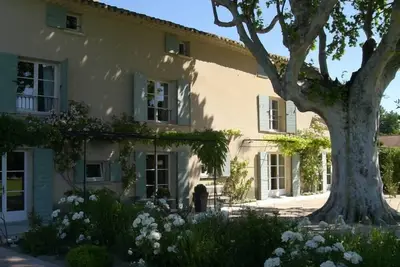 Vaste Demeure Provençale avec piscine privée en pleine campagne
