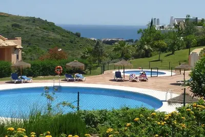Image de Casares appart 2 ch  dans parc tropical avec vue sur mer, montagne et piscine