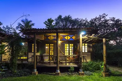 Image de Propriété avec une petite jetée de bateau qui fait des visites de l'île.