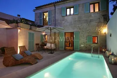 Image de Maison de ville design, piscine chauffée, proche de la place principale, WiFi, 4 lits pour 7 personnes