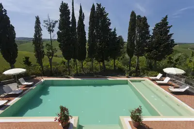 Villa de 6 chambres avec piscine à débordement privée. Près de Montaione!