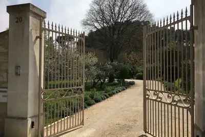 Image de Mas Provençal duXVIII siècle dans le parc réginal des Alpilles 6 personnes