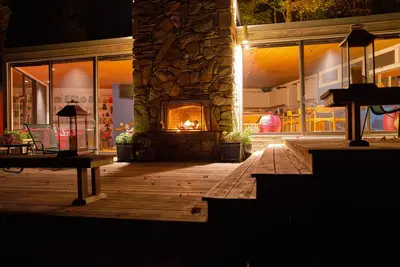 Image de Superbe Waterfront de luxe moderne avec ses propres Brook / Cascade