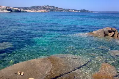 Image de Paradis entre mer et rochers