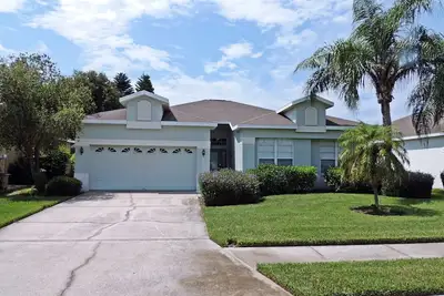 Image de Piscine privée moderne maison avec exposition sud et vue sur le lac