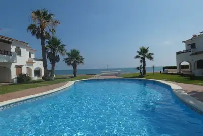 Image de Belle petite maison en urbanisation sur la 1ère ligne de la plage.