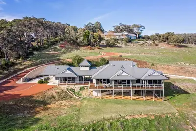 Image de Valley Views Elevated Hilltop Escape near Beaches