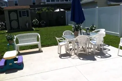 Image de 2b \/ 2b étapes de la plage 1300 $. Mignon \/ cosy. Clôturé. Animaux. Parking. Semaines disponibles