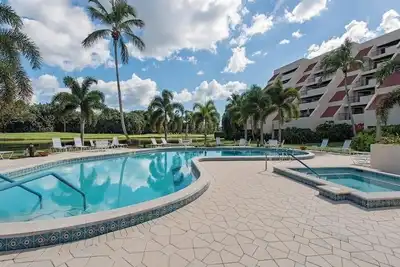 Image de Villa entière à Hyde Park dans la communauté de Pelican Bay avec piscine / plage privée!