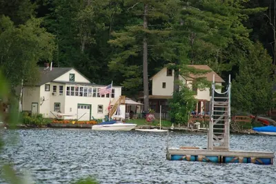Image de Lake Cottage avant avec une grande plage et la baignade. Après-midi de soleil, superbes couchers de soleil.