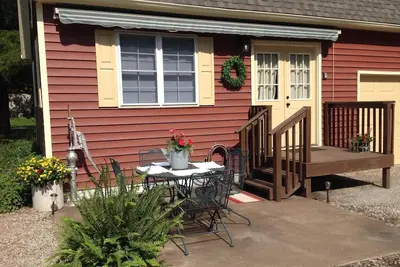 Image de Le Little Red Cottage est situé dans un quartier pittoresque