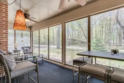Image de 1 pâté de maisons du lac Michigan - Cozy 2 Bedroom Cottage - 6 personnes