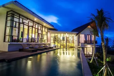 Image de Villa 4 chambres avec vue sur la baie de Jimbaran, près de Gwk. Voiture et chauffeur Gratuit 8 heures / jour