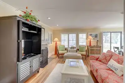 Image de Découvrez ce charmant condo w / patio privé et piscine partagée!