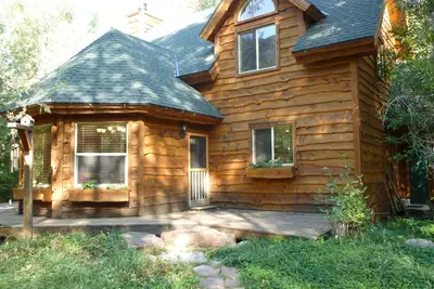 Image de Belle cabine familiale sur la rivière Weber.