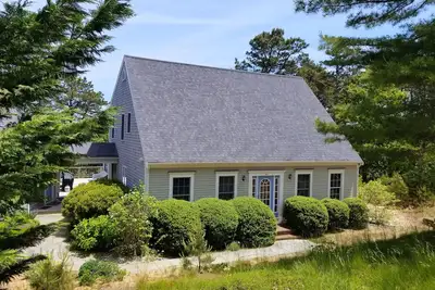 Image de Vient de figurer -Spacieux 5bd - Central A / C, à pied du centre de Wellfleet, lot privé avec vue boisée