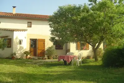 Image de Maison de campagne entre vignes, garrigue et rivière.