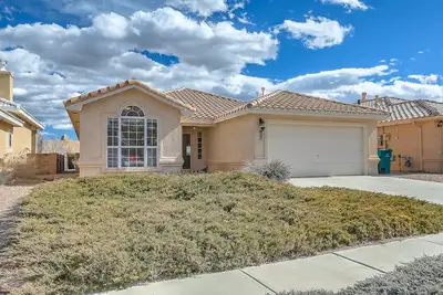 Image de Lumières de la ville de nuit et montagnes de jour