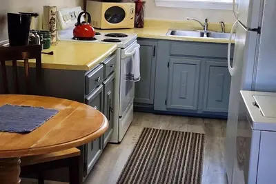 Image de Emplacement idéal - à pied des magasins, des magasins d'usine, des restaurants, à quelques minutes en voiture de la randonnée et du ski