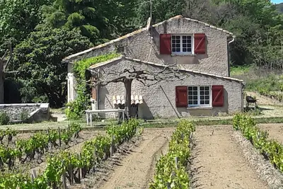 Image de maison champêtre au dessus d'une fontaine gallo-romaine répertoriée
