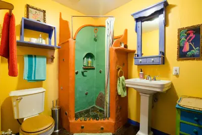 Image de Refroidir Cabin Treehouse artistique Près de South Congress Dist et Downtown!