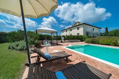 Image de Villa de luxe avec piscine intérieure, sauna, jacuzzi et piscine dans le jardin
