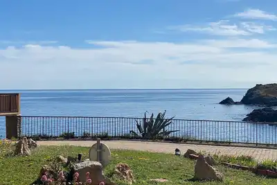 Image de Appartement jusqu'a 4 personnes a Collioure les pieds dans l'eau face à la mer