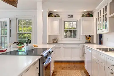 Image de Belle maison sur Cliff Rd. Près de la plage et de la ville de Steps.