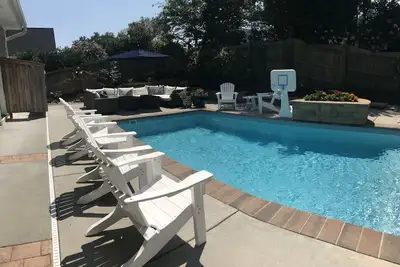 Image de Brand New Upscale Custom Home avec piscine privée et bain à remous - 1 pâté de maisons de la plage!