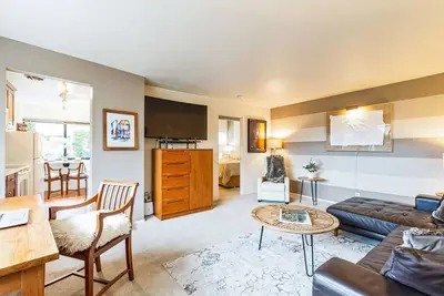 Image de Posh Lakeside Suite 1 chambre - 1 bloc de la plage, des courts de tennis et 10 restaurants