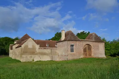 Image de Un petit château charmant et confortable, entouré d' étangs. Nature, calme. . .