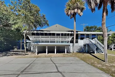 Image de Cottage Tybee classique - un demi-pâté de maisons de la plage