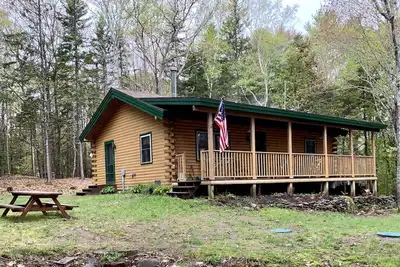 Image de Maison en bois rond dans le Maine avec vue sur l'océan