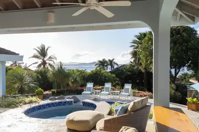 Image de Vue imprenable sur l'océan - cascade, ping-pong, putting green, bain à remous, climatisation complète
