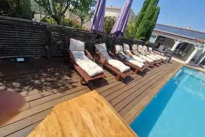 Villa spacieuse terrain clos et arboré piscine tout équipée 2 terrasses véranda.