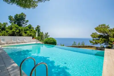 Image de Villa avec accès à la mer et à la piscine à débordement