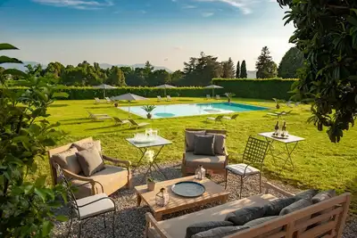 Charmante maison dans villa avec piscine.