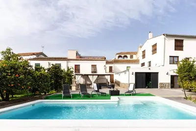 Image de Maison lumineuse avec terrasse et jardin orange