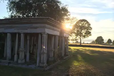Image de Majestueuse grange convertie sur 3. 5 acres avec plage partagée privée et étang de Koi