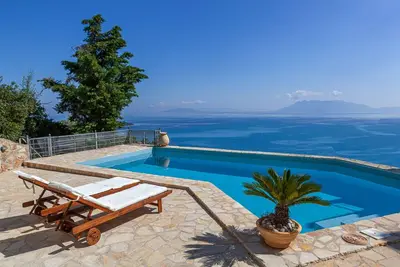 Image de Villa Epidavros Terrain avec piscine privée, jardin, barbecue et vue imprenable