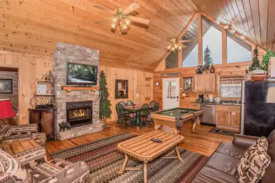 Image de Dancing Bears Den: Vue sur la montagne, près de Dollywood et de ses attractions, piscine, bain à remous, etc.