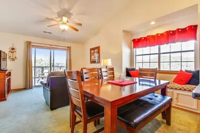 Image de Condo de bon goût confortable au dernier étage à côté du Sdc avec piscine intérieure et vue sur le lac