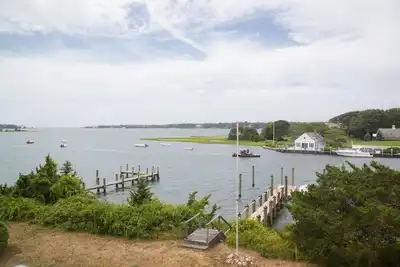 Image de Profitez des bateaux au passage de cette grande et classique maison d'été de Cape Cod