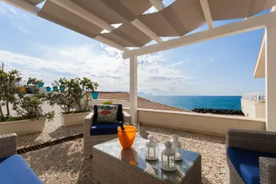 Image de Brezza Marina est la deuxième unité d'une villa indépendante sur la plage