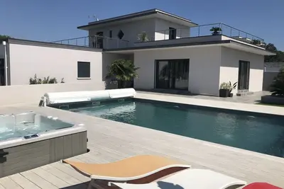 Image de Villa avec piscine chauffée et Jacuzzi à 3mn à pied de la plage