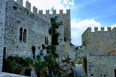 Image de Charmante maison de ville récemment rénovée entourée d'histoire médiévale!
