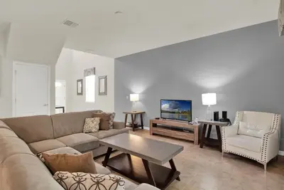 Image de Exceptionnelle nouvelle villa de 5 chambres avec salle de jeux et spa sur Windsor At Westside